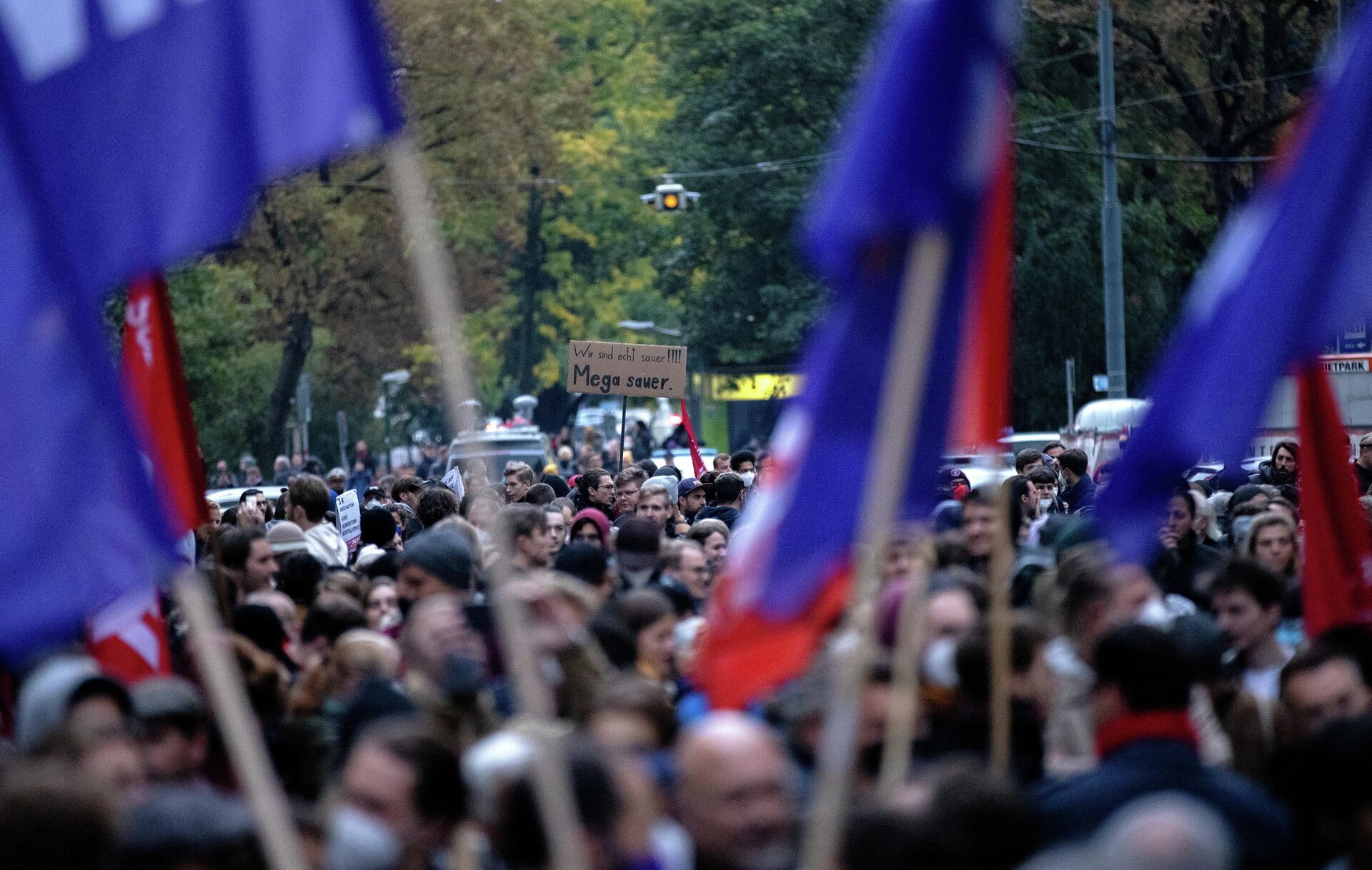 Европе грозит. Протесты против выборов Россия 2021. Мусульманские протесты в Европе. Сотни австрийцев разделись на стадионе в Вене.