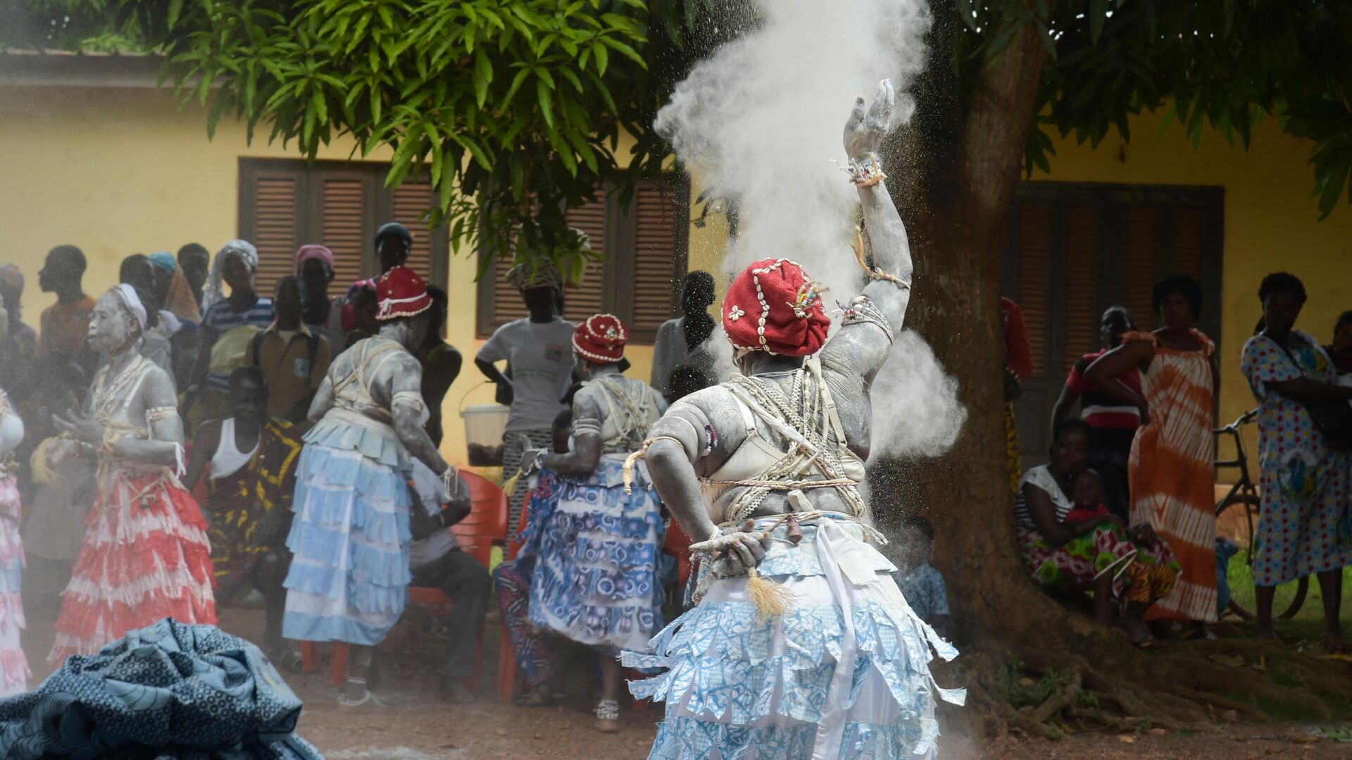 Комиана, традиционная жрица, проводит обряд во время церемонии очищения вдовы в Кот-д’Ивуаре - РИА Новости, 1920, 10.10.2021