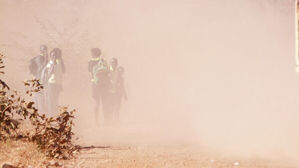 Дети на пыльной дороге в ЮАР