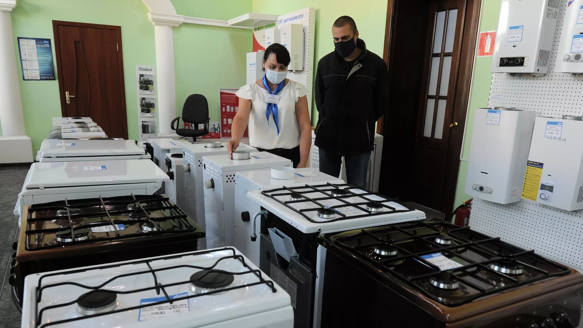 Продавец-консультант консультирует покупателя магазина газового оборудования - РИА Новости, 1920, 06.05.2025