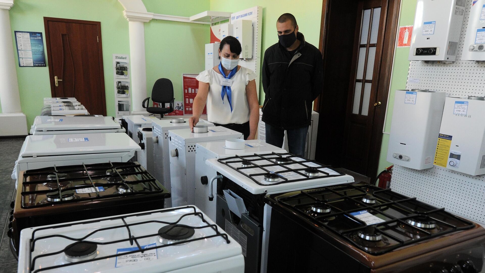 Продавец-консультант консультирует покупателя магазина газового оборудования Продавец-консультант консультирует покупателя магазина газового оборудования - РИА Новости, 1920, 06.05.2025