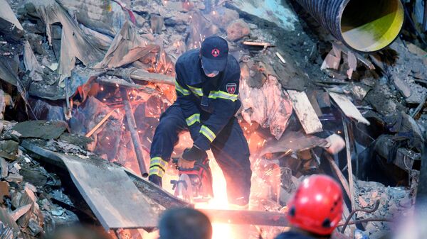 Поисковые работы и разбор завалов на месте обрушения одного из подъездов пятиэтажного дома на улице 26 мая в Батуми