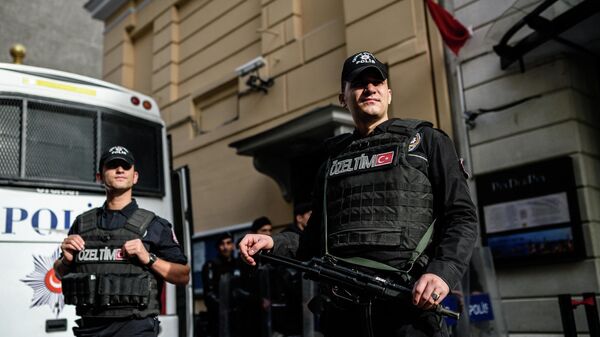 Турецкие полицейские у здания российского консульства в Стамбуле, Турция