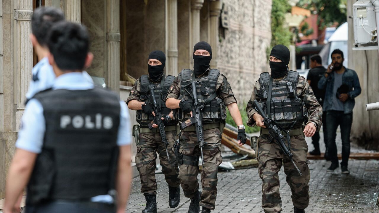 Источник сообщил о задержании в Турции шести россиян