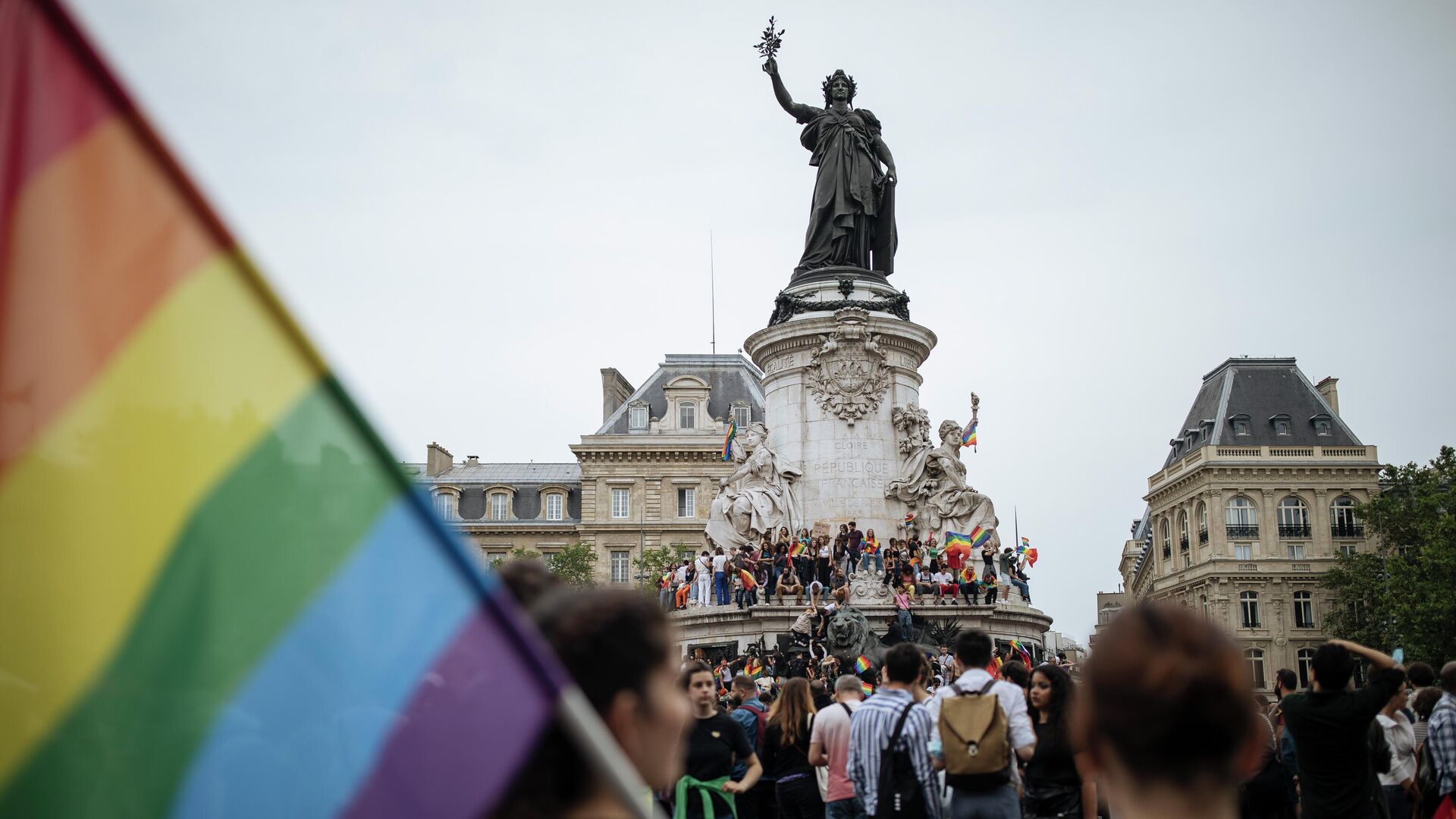 Участники марша ЛГБТ-сообщества в Париже - РИА Новости, 1920, 04.08.2022