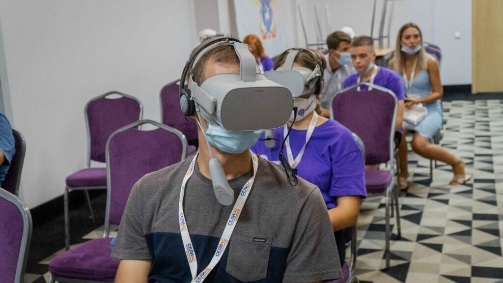 Мультимедийный музей проводит VR-урок на форуме СЕЛИАС-2021 - РИА Новости, 1920, 10.10.2021