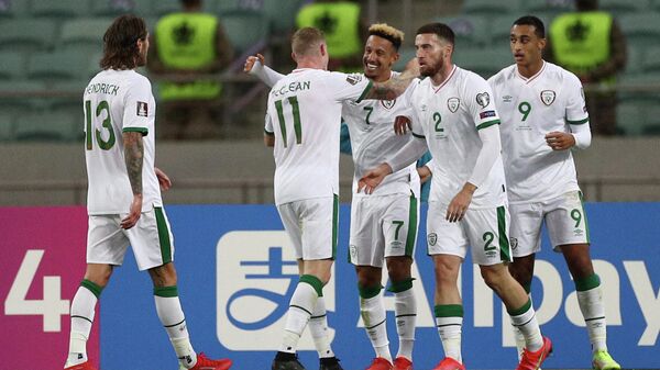 Футболисты сборной Ирландии празднуют гол