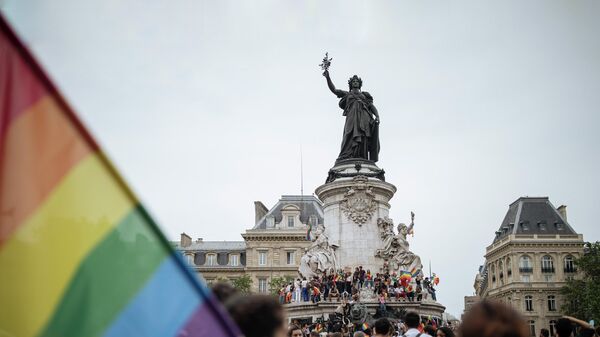 Участники марша ЛГБТ-сообщества в Париже