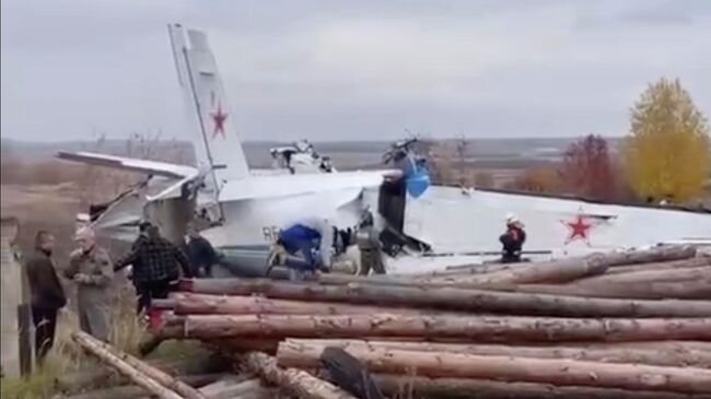 На месте жесткой посадки самолета L-410 в Мензелинске. Кадр из видео