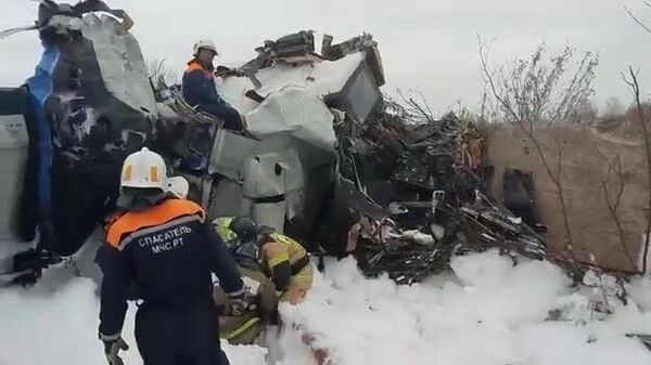 Спасатели работают на месте крушения легкомоторного самолета L-410 в нескольких километрах от Мензелинска в Татарстане (скриншот видео)