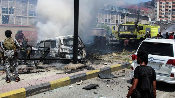 На месте взрыва заминированного автомобиля в городе Аден, Йемен