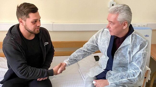 Мэр города Москвы Сергей Собянин посетил Романа Ковалева в больнице