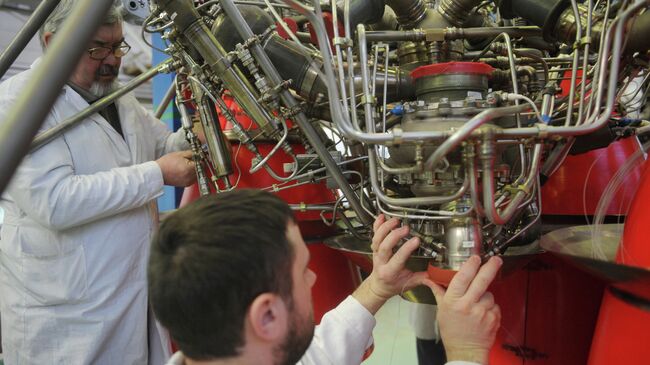 Сотрудники ОАО Конструкторское бюро химавтоматики в цехе сборки жидкостных ракетных двигателей