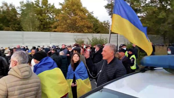 Недовольные украинскими властями собрались у резиденции Зеленского в Киеве