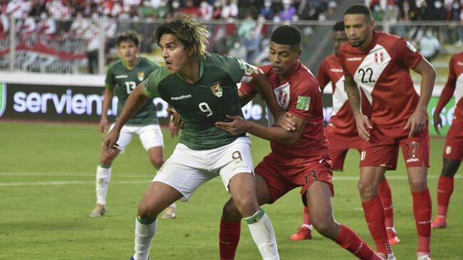 Bolivia's Marcelo Martins (L) and Peru's Wilder Cartagena (C) vie for the ball during their South American qualification football match for the FIFA World Cup Qatar 2022 at the Hernando Siles stadium in La Paz, on October 10, 2021. (Photo by AIZAR RALDES / POOL / AFP)