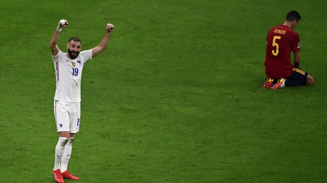 France's forward Karim Benzema (L) celebrates at the end of the Nations League final football match between Spain and France at San Siro stadium in Milan, on October 10, 2021. (Photo by MIGUEL MEDINA / POOL / AFP)