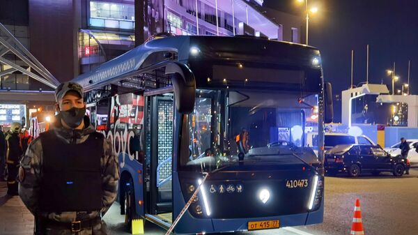 Оперативные службы на месте ДТП, где женщина погибла под колесами электробуса на площади Киевского вокзала