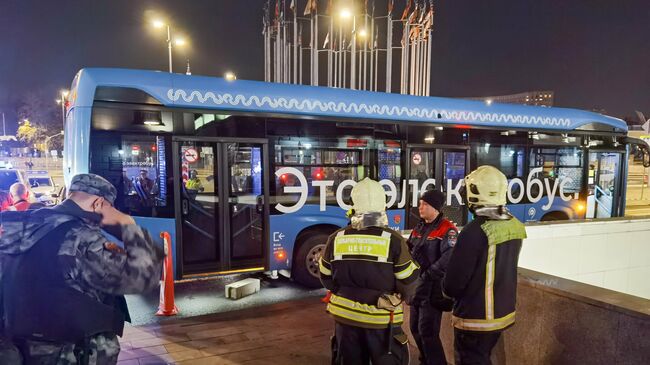 Оперативные службы на месте ДТП, где женщина погибла под колесами электробуса на площади Киевского вокзала