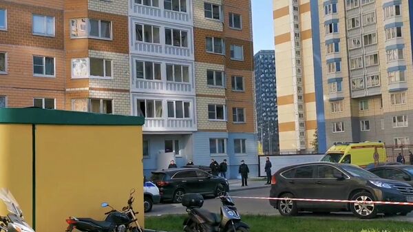 Кадры у дома на севере Москвы, где из окна выпала женщина с двумя детьми