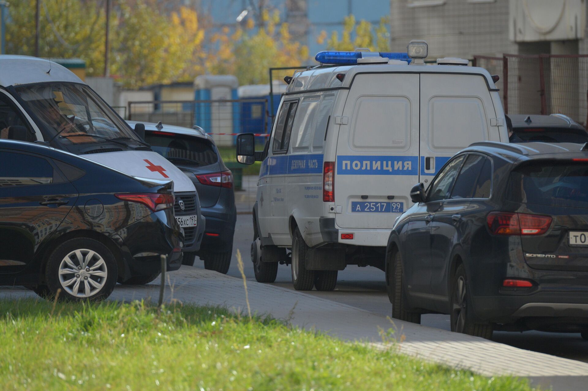 Автомобили скорой помощи и полиции у дома на улице Левобережной в Москве, где были обнаружены тела женщины и двух детей  - РИА Новости, 1920, 14.10.2021