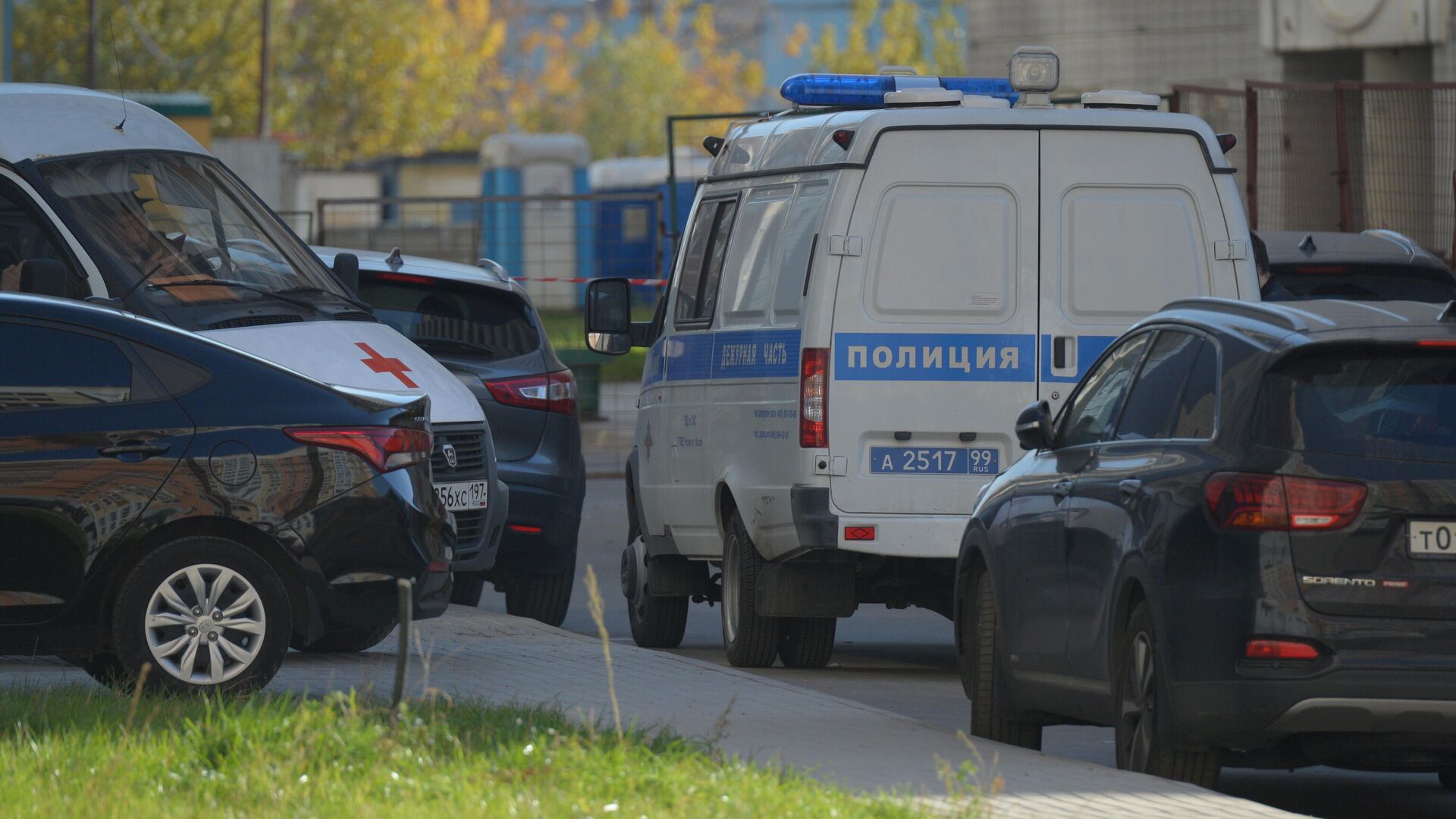 Автомобили скорой помощи и полиции у дома на улице Левобережной в Москве, где были обнаружены тела женщины и двух детей  - РИА Новости, 1920, 11.10.2021