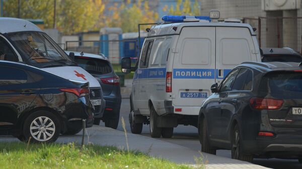 Автомобили скорой помощи и полиции у дома на улице Левобережной в Москве, где были обнаружены тела женщины и двух детей 