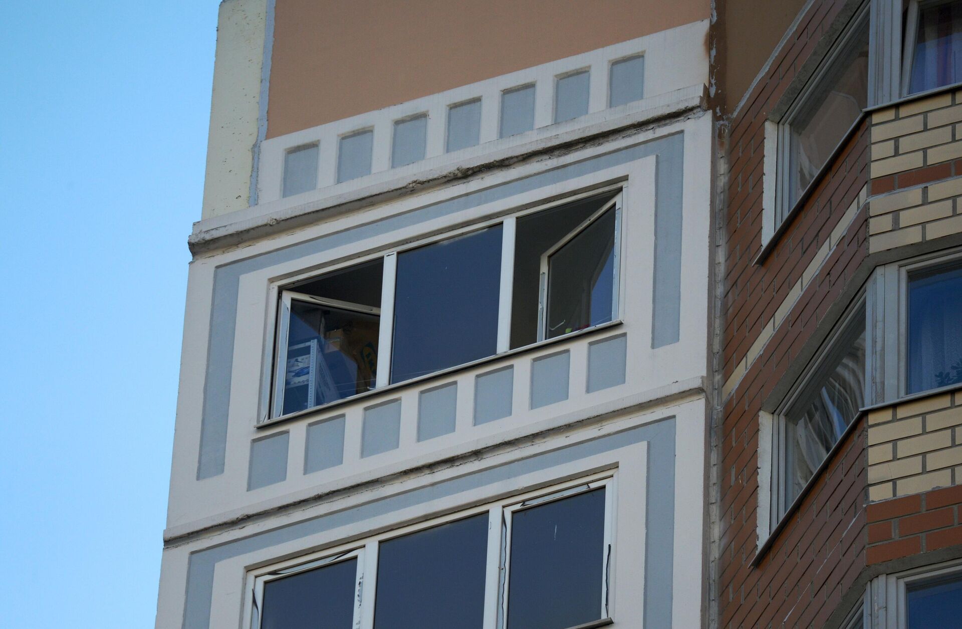 Окна жилого дома на улице Левобережной в Москве, где были обнаружены тела женщины и двух детей - РИА Новости, 1920, 14.10.2021