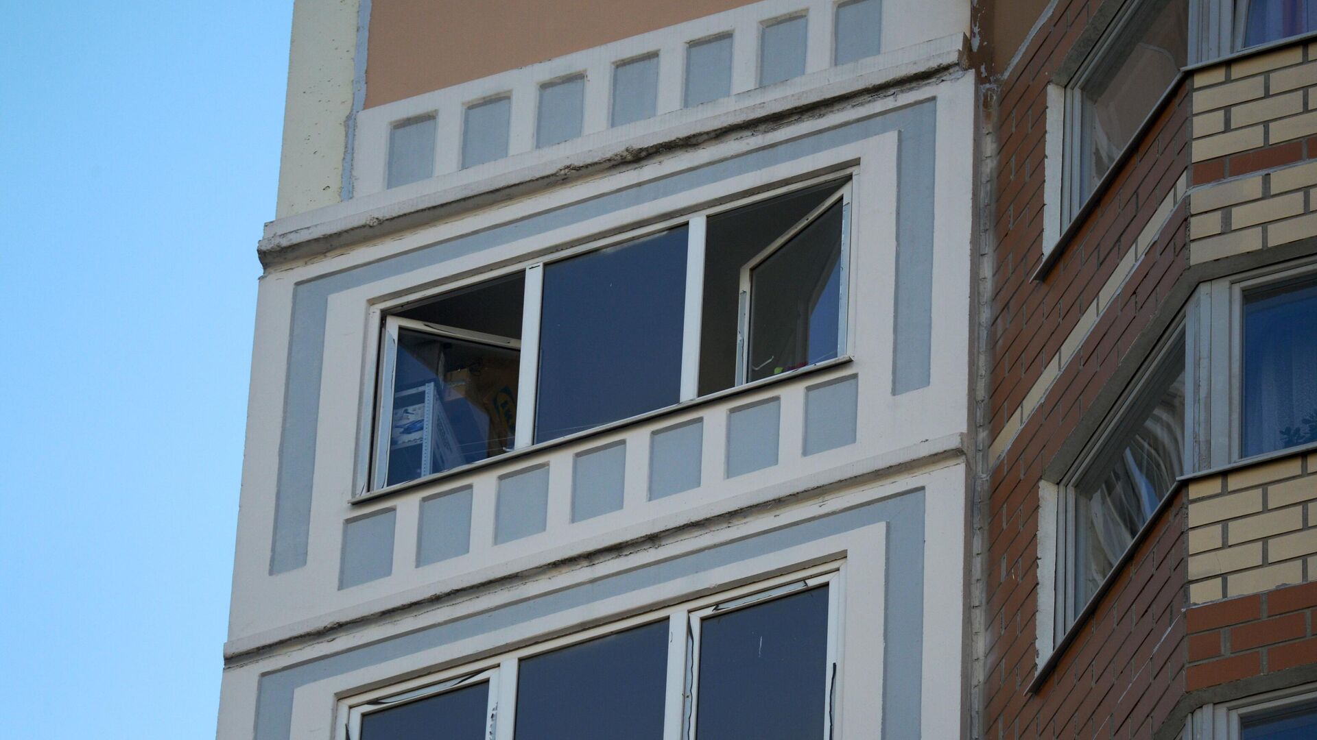 Окна жилого дома на улице Левобережной в Москве, где были обнаружены тела женщины и двух детей - РИА Новости, 1920, 12.02.2022