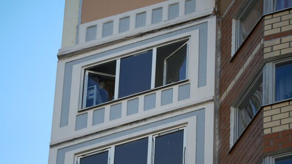 Окна жилого дома на улице Левобережной в Москве, где были обнаружены тела женщины и двух детей