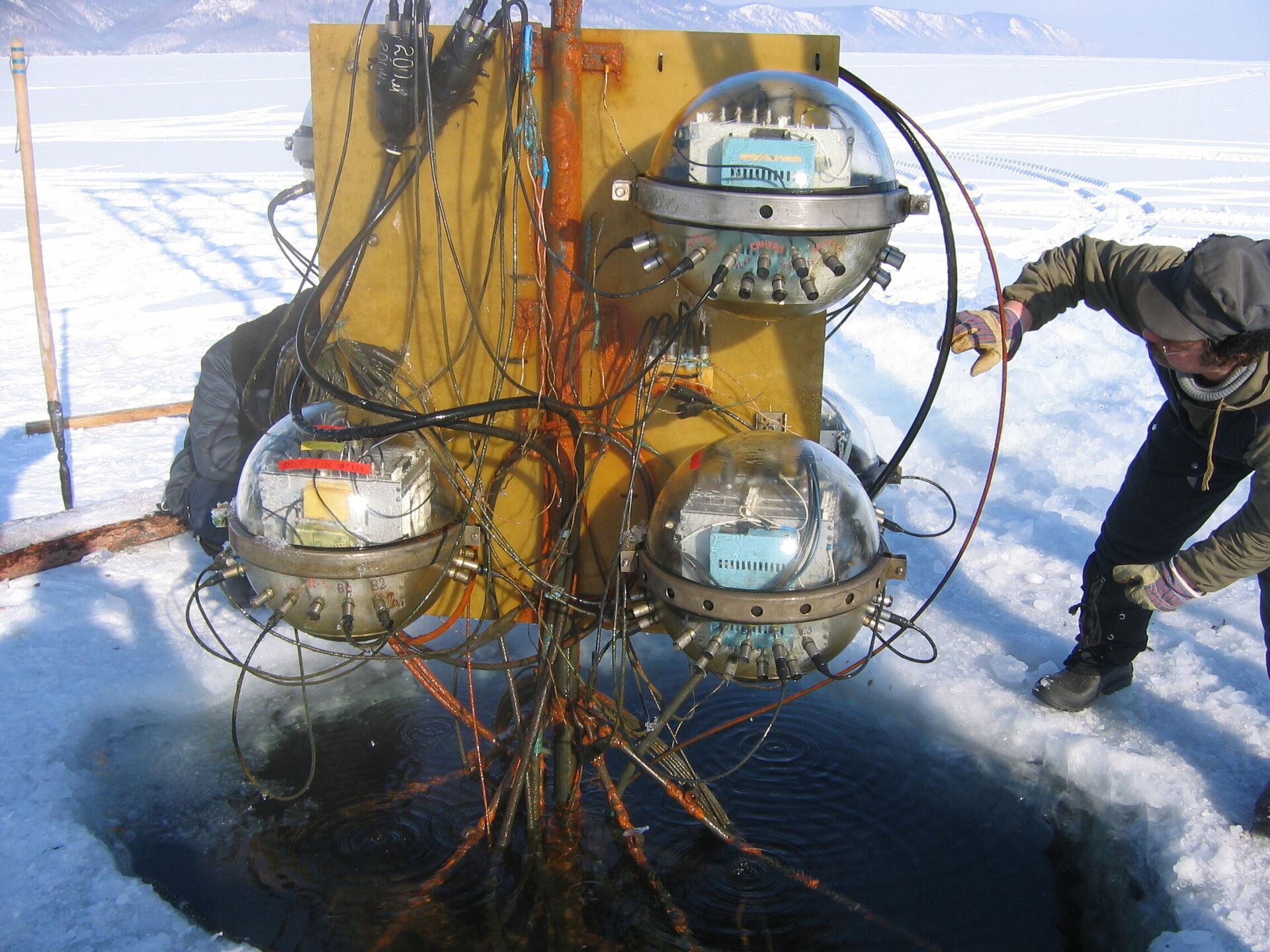 Поймать нейтрино. Российские ученые нашли новое применение озеру Байкал