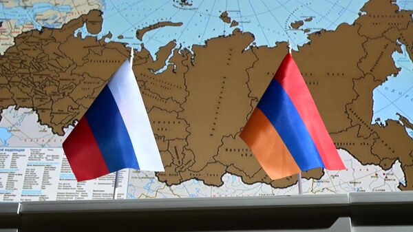 Государственные флаги России и Армении