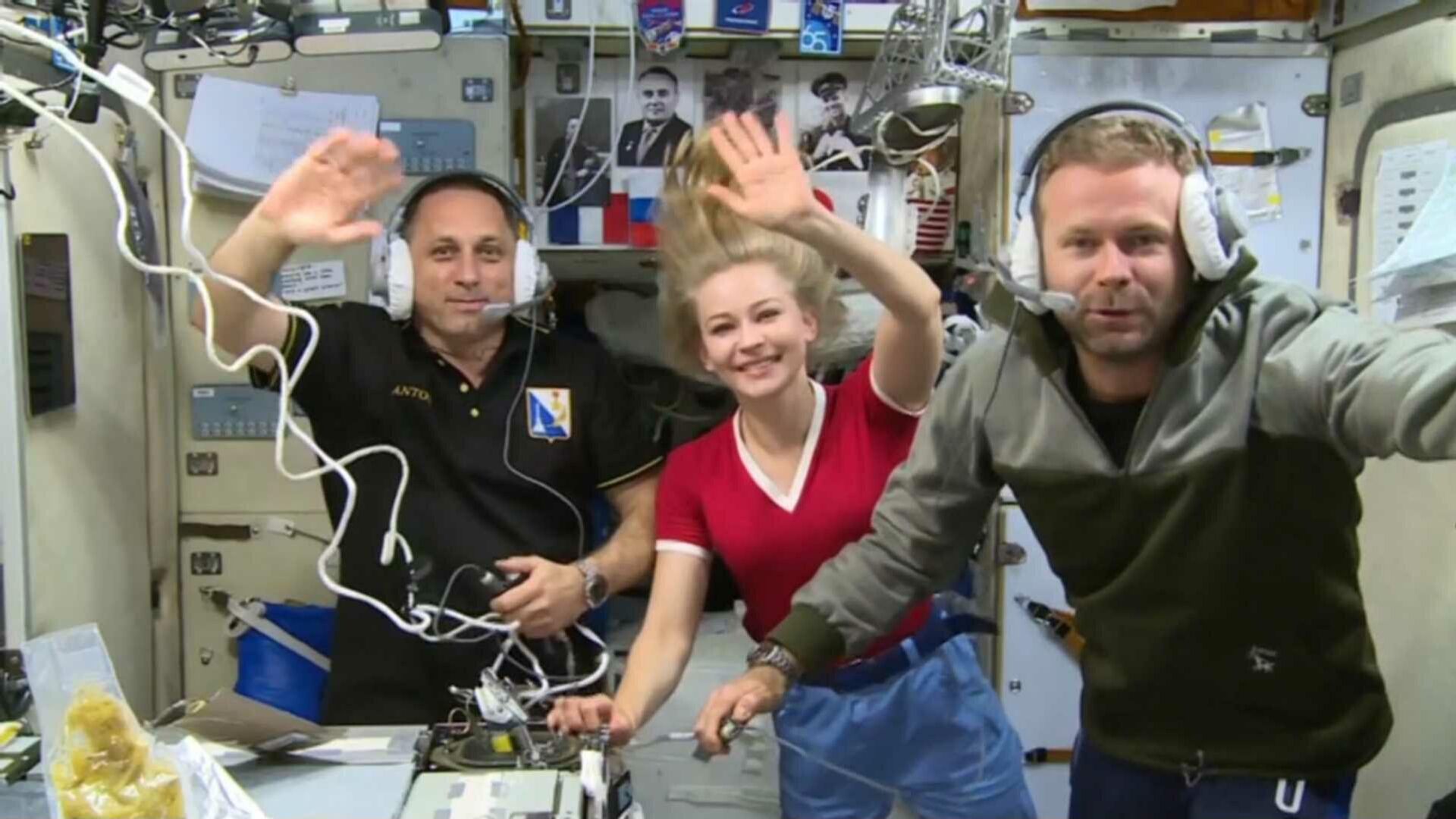Киноэкипаж перешел с МКС в корабль "Союз" для возвращения на Землю