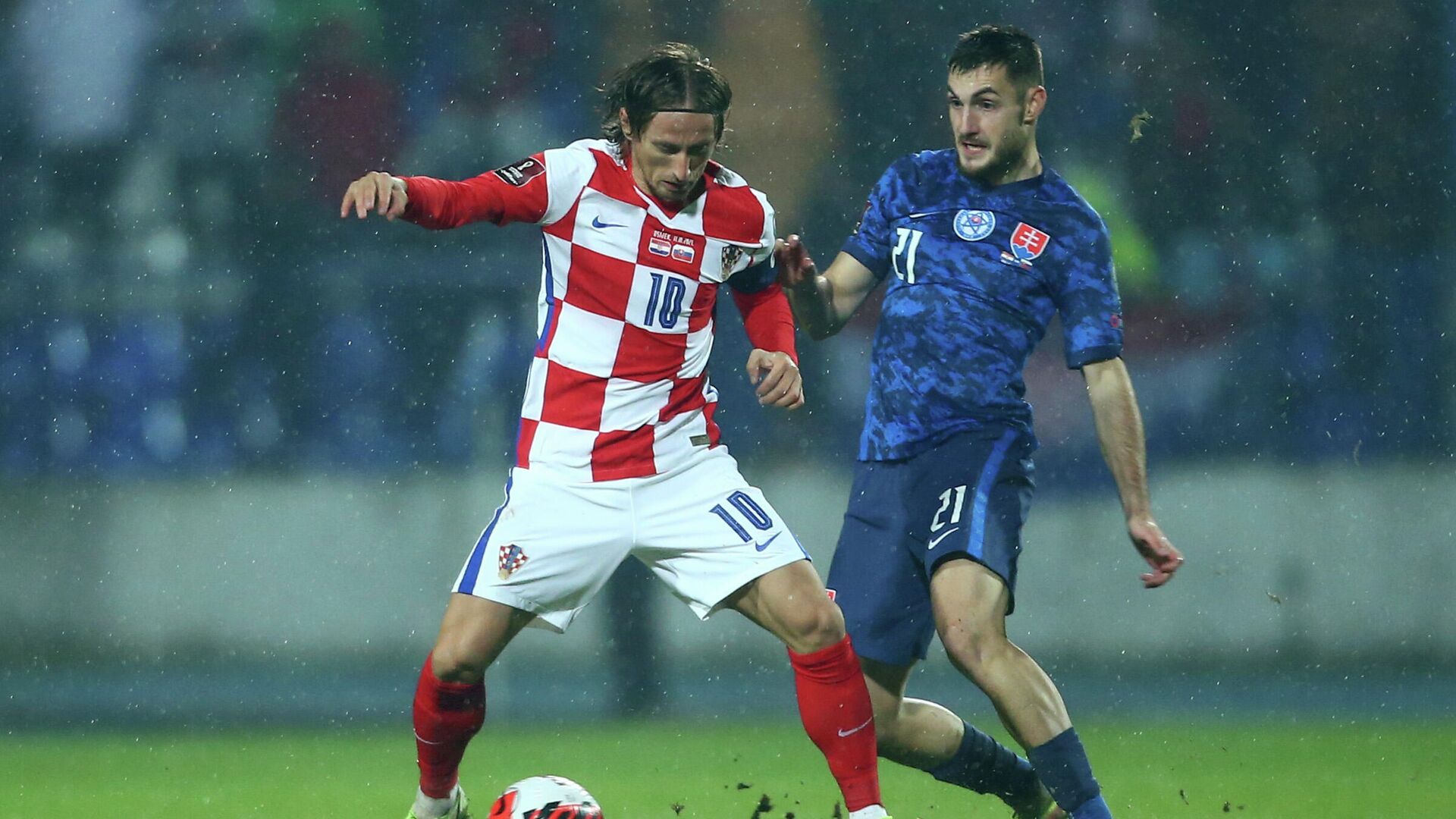 Soccer Football - World Cup - UEFA Qualifiers - Group H - Croatia v Slovakia - Stadion Gradski vrt, Osijek, Croatia - October 11, 2021  Croatia's Luka Modric in action with Slovakia's Matus Bero REUTERS/Antonio Bronic - РИА Новости, 1920, 11.10.2021