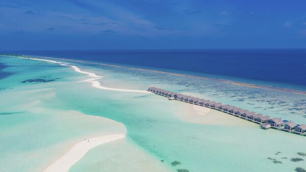 Виллы для туристов на одном из Мальдивских островов в Индийском океане