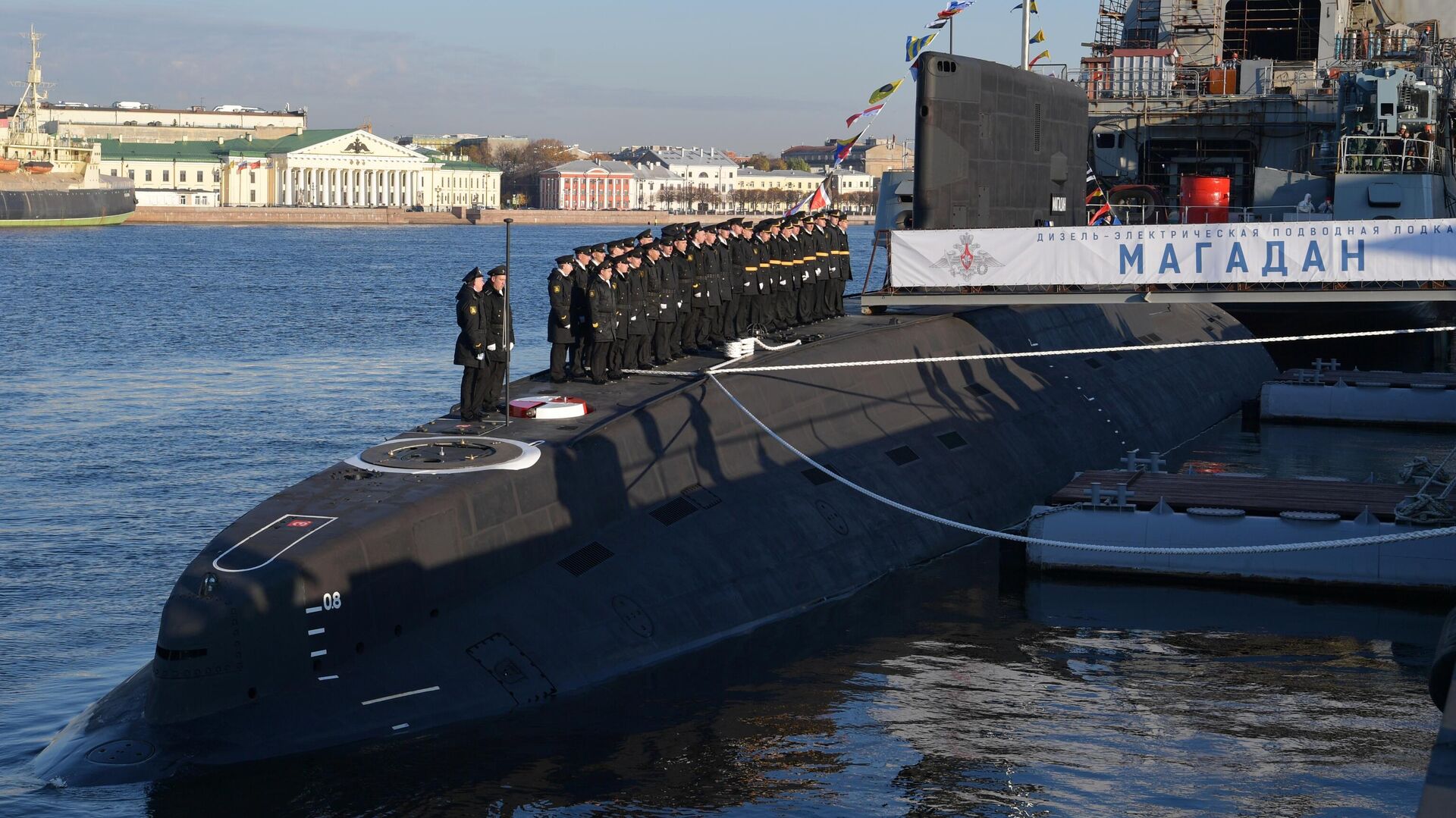 Торжественная церемония подъема Андреевского флага на дизель-электрической подводной лодке проекта 636.3 Магадан - РИА Новости, 1920, 12.10.2021
