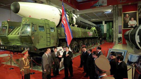 Лидер КНДР Ким Чен Ын на оборонной выставке в Пхеньяне