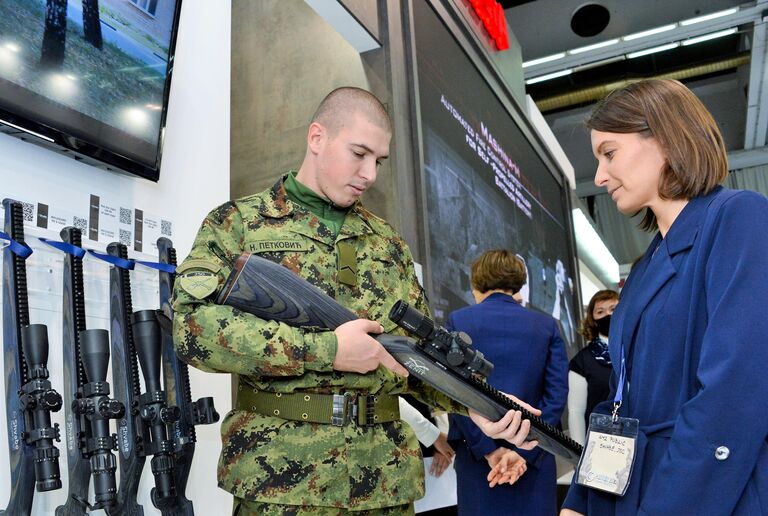 Сербский военнослужащий у стенда компании Швабе на международной выставке вооружения и военной техники PARTNER-2021 в Белграде