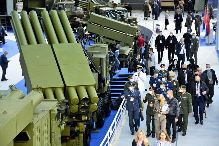 Посетители на международной выставке вооружения и военной техники PARTNER-2021 в Белграде