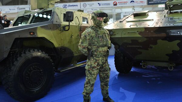 Военнослужащий на международной выставке вооружения и военной техники PARTNER-2021 в Белграде