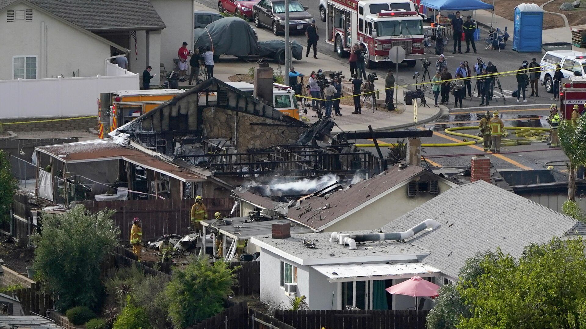 Место падения легкомоторного самолета на жилые дома в городе Санти, штат Калифорния1