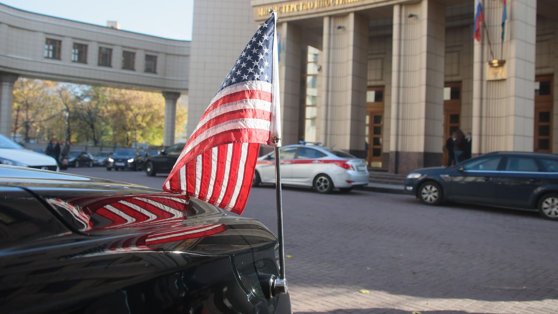 Флаг на автомобиле помощника госсекретаря США Виктории Нуланд у здания МИД РФ - РИА Новости, 1920, 19.04.2022