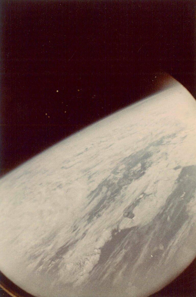 Первая фотография Земли из космоса космонавта Германа Титова. 1961 год