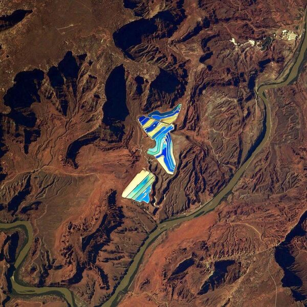 Калийные пруды, которые находятся недалеко от города Моаб в штате Юта с борта МКС