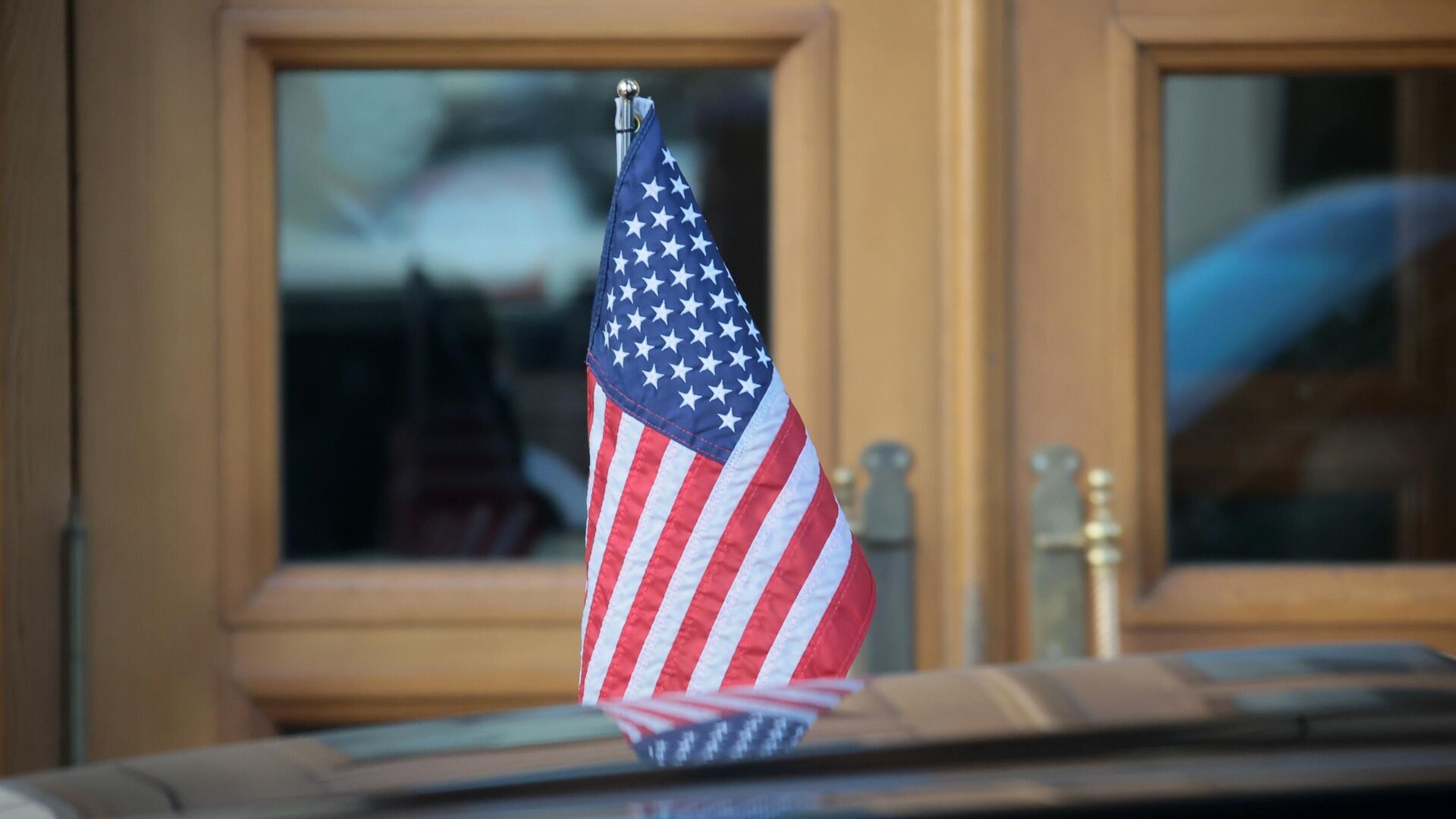 Флаг на автомобиле помощника госсекретаря США Виктории Нуланд у здания МИД РФ - РИА Новости, 1920, 17.12.2021