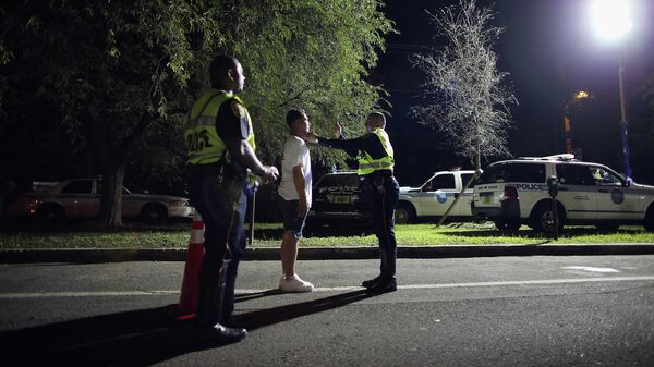 Полиция проводит тестирование водителя на алкогольное опьянение в Майами, США 