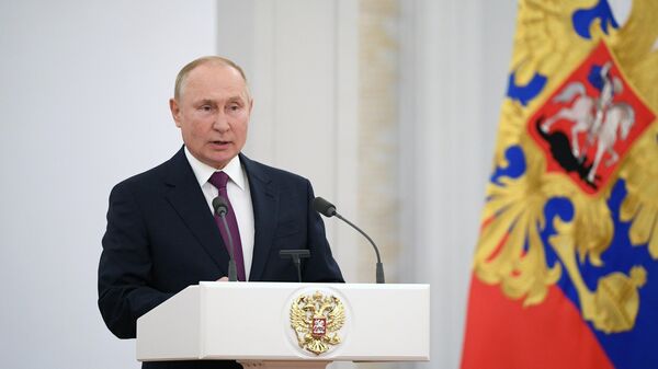 Президент РФ Владимир Путин выступает на встрече с  депутатами Государственной Думы РФ восьмого созыва