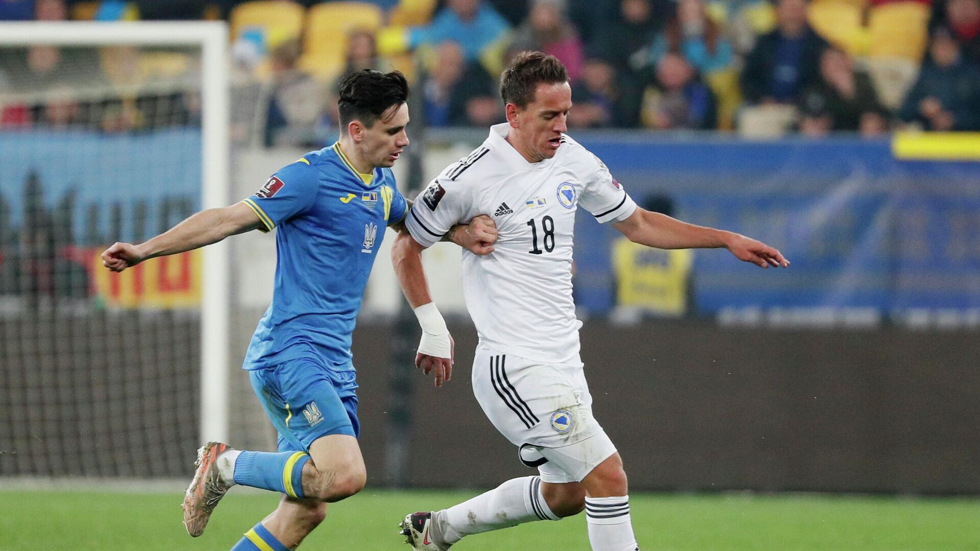 Soccer Football - World Cup - UEFA Qualifiers - Group D - Ukraine v Bosnia and Herzegovina - Arena Lviv, Lviv, Ukraine - October 12, 2021 Ukraine's Mykola Shaparenko in action with Bosnia and Herzegovina's Amir Hadziahmetovic REUTERS/Gleb Garanich - РИА Новости, 1920, 12.10.2021