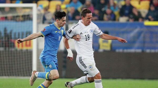 Soccer Football - World Cup - UEFA Qualifiers - Group D - Ukraine v Bosnia and Herzegovina - Arena Lviv, Lviv, Ukraine - October 12, 2021 Ukraine's Mykola Shaparenko in action with Bosnia and Herzegovina's Amir Hadziahmetovic REUTERS/Gleb Garanich