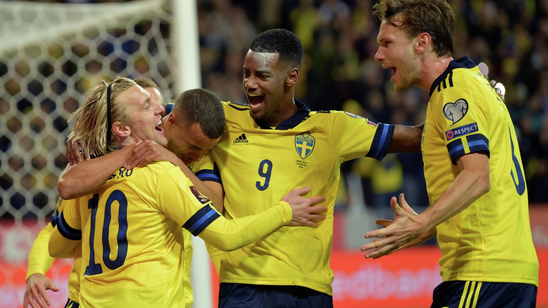 Soccer Football -  World Cup - UEFA Qualifiers - Group B - Sweden v Greece - Friends Arena, Stockholm, Sweden - October 12, 2021 Swedens' Emil Forsberg celebrates scoring their first goal with teammates  Anders Wiklund/TT News Agency via REUTERS     ATTENTION EDITORS - THIS IMAGE WAS PROVIDED BY A THIRD PARTY. SWEDEN OUT. NO COMMERCIAL OR EDITORIAL SALES IN SWEDEN. - РИА Новости, 1920, 13.10.2021