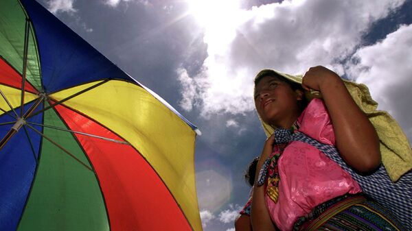 Жительница Гватемалы прогуливается по городу во время Дня Колумба
